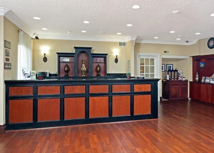Country & By Radisson, Bloomington-normal Airport, Il 4*