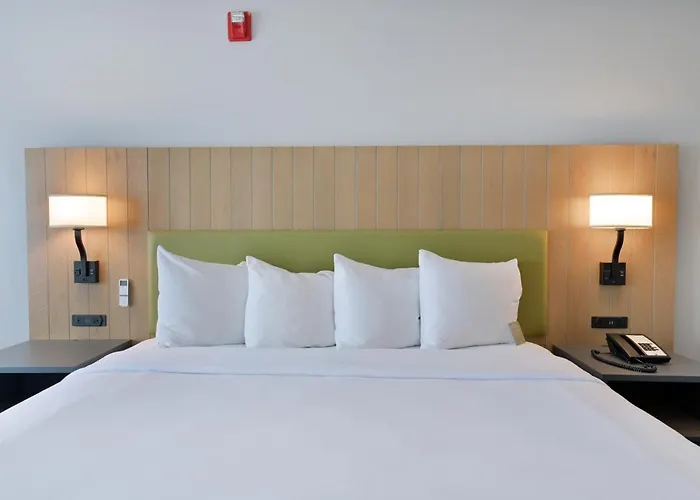 Country & By Radisson, Bloomington-normal Airport, Il