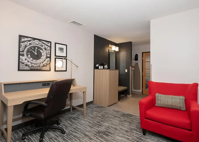 Country & By Radisson, Bloomington-normal Airport, Il 4*